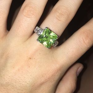 Emerald Green Gemstone Ring SIZE 8